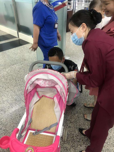 圖片1.png“真情服務(wù)”是讓旅客更加安心、放心、舒心的出行。行查室作為部門進(jìn)港服務(wù)的最后一個環(huán)節(jié)，在日常工作中也很注重服務(wù)細(xì)節(jié)。6月10日，行查室工作人員幫助旅客打開嬰兒車，為她排憂解難。.png