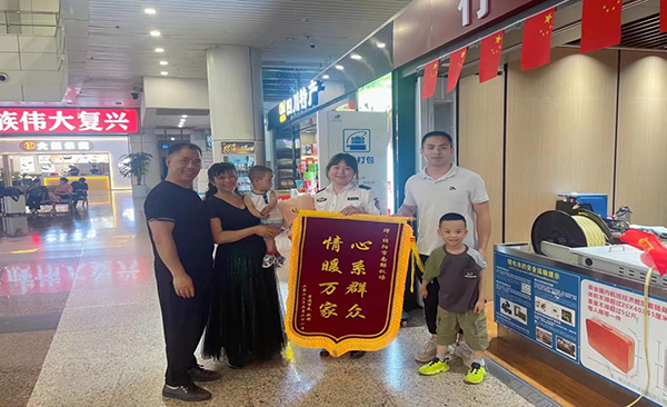 心系群眾，情暖萬家—— 綿陽機場安檢站暖心服務(wù)獲錦旗.png